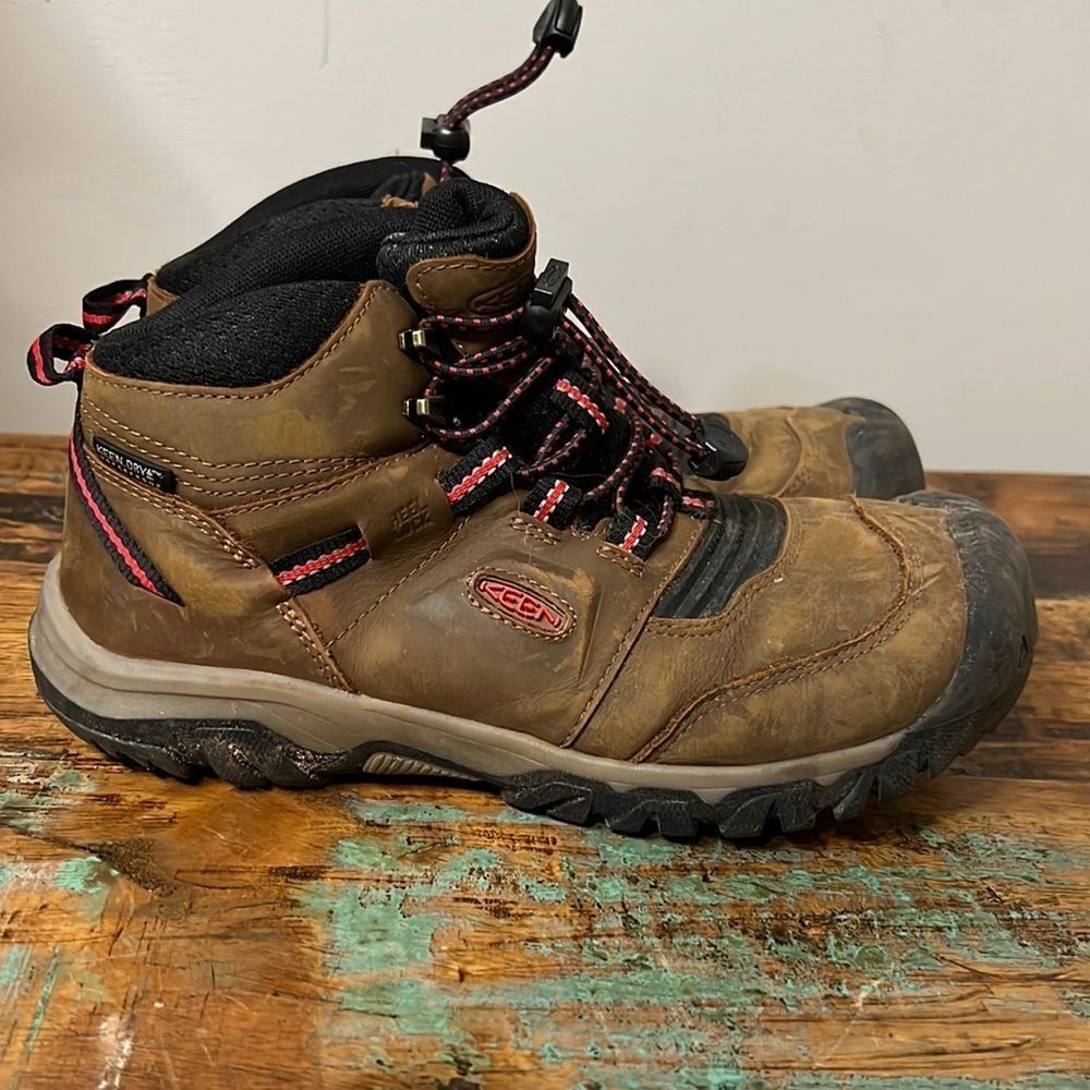 𝅺KEEN Hiking Shoe - Size 36 - EUC